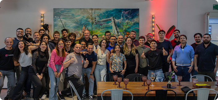 Equipo conversando en una mesa de trabajo